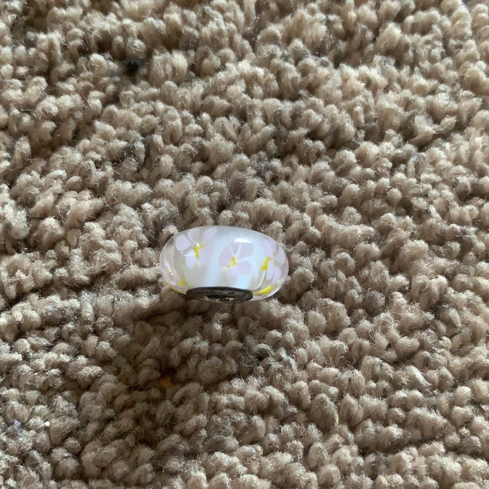 Pandora filed of daisies murano glass charm !!